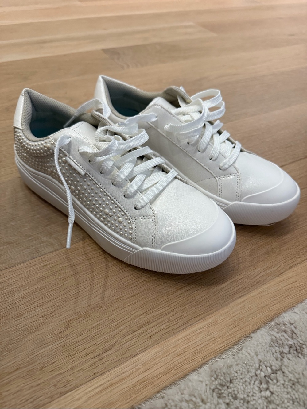 Dr. Scholls Women’s White Lace-Up Pearl Accent Sneakers